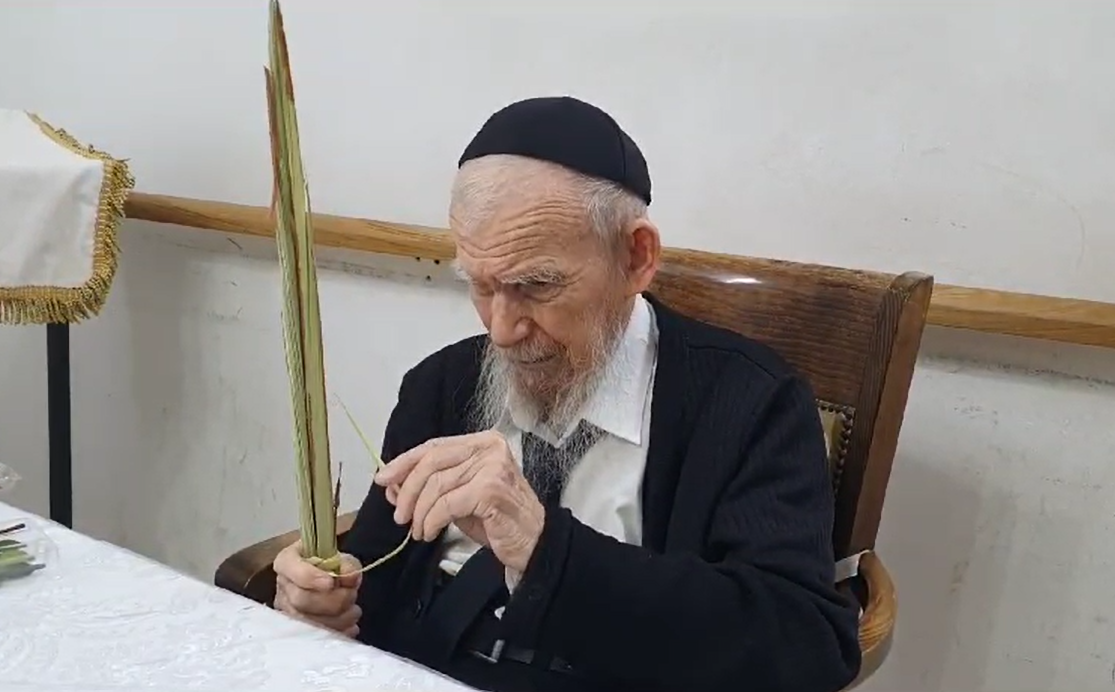 ראש הישיבה הגר"ג אדלשטיין זצ"ל בקשירת הלולב, בשנה האחרונה