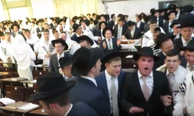 תיעוד מיוחד: הקדיש האחרון והריקודים בישיבת בית מתתיהו, בצאת יום הכיפורים