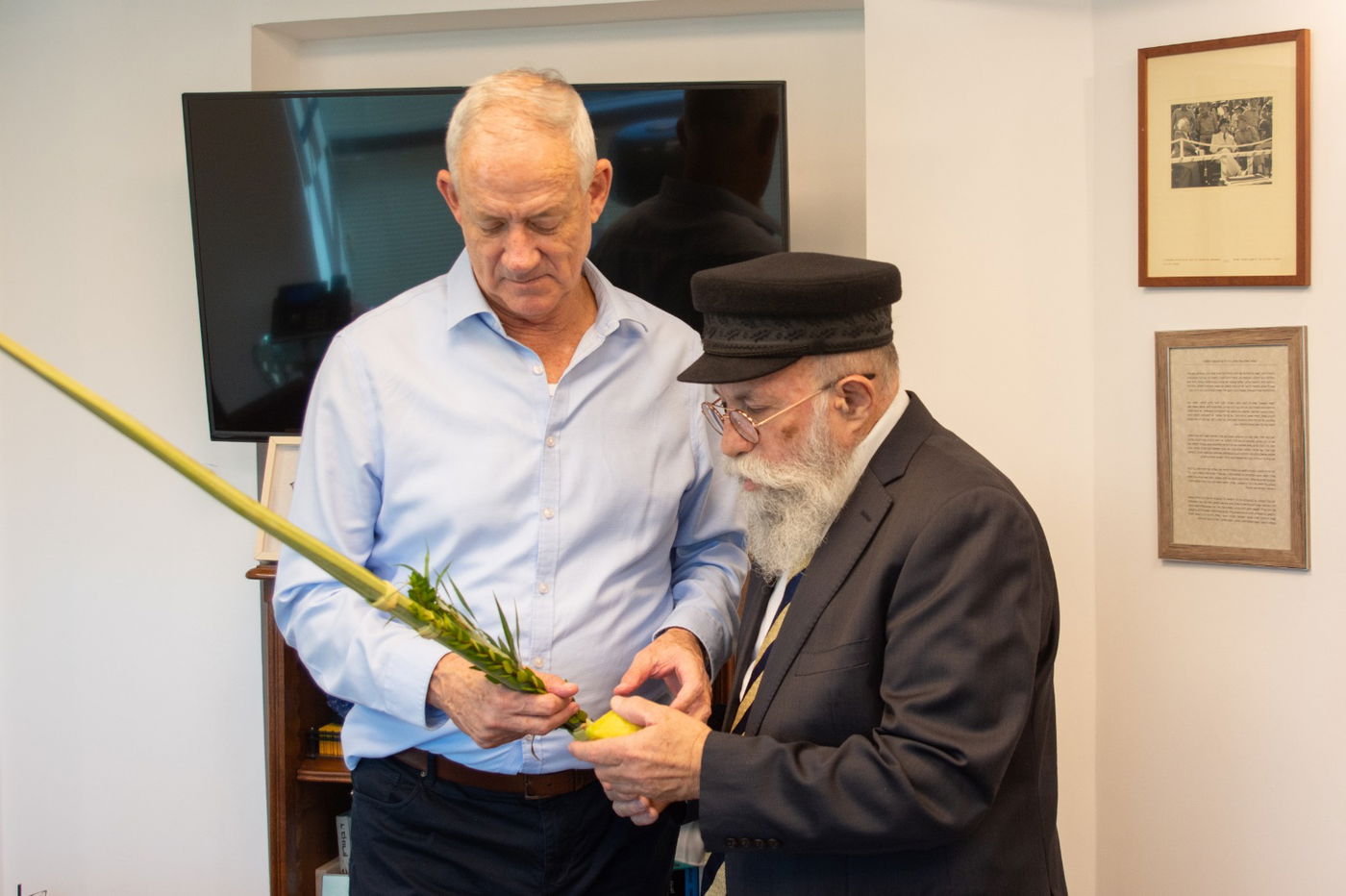 גנץ קיבל את ארבעת המינים מהרב: "שנהיה מאוגדים כמותם"