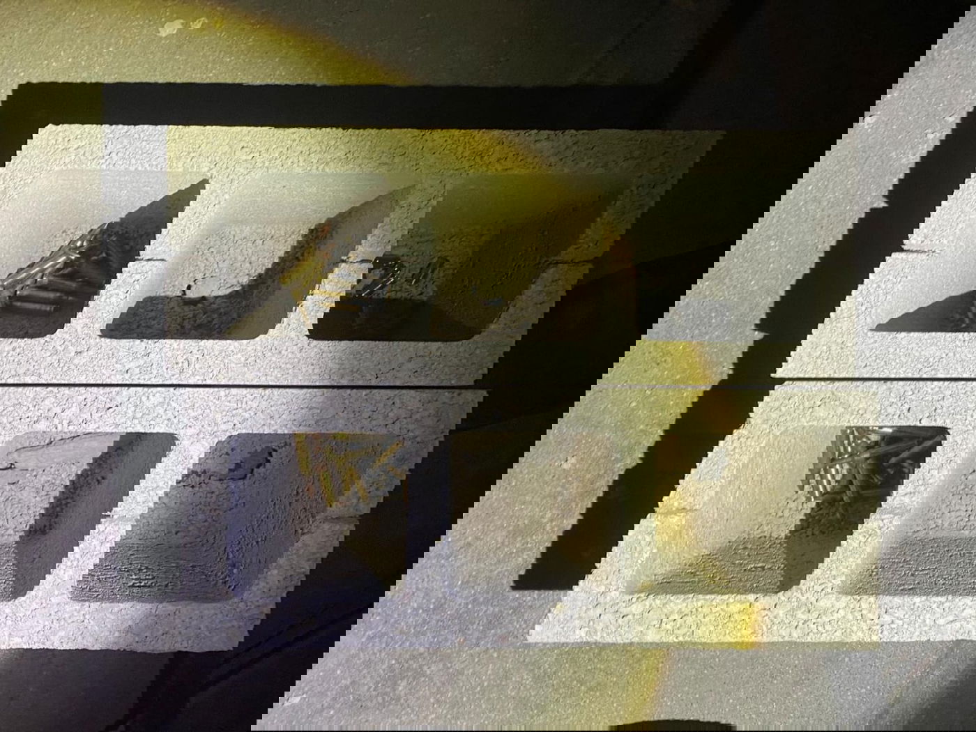 השוטרים נדהמו: נשק נחשף מגולגל בתוך שטיח תפילה