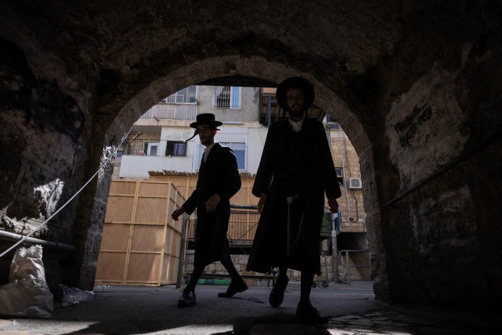 אווירת חג בירושלים: סוחבים את הסכך ברחובות בערב סוכות