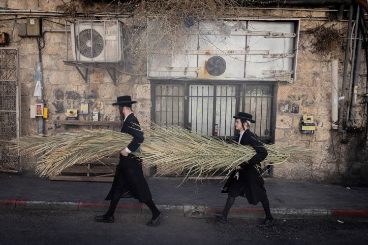 אווירת חג בירושלים: סוחבים את הסכך ברחובות בערב סוכות