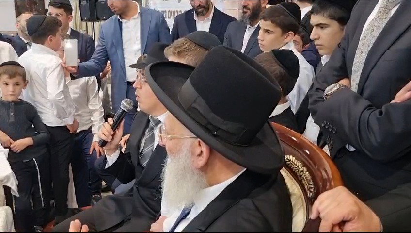 יעקב שוואקי שר לצד הגאון רבי ראובן אלבז