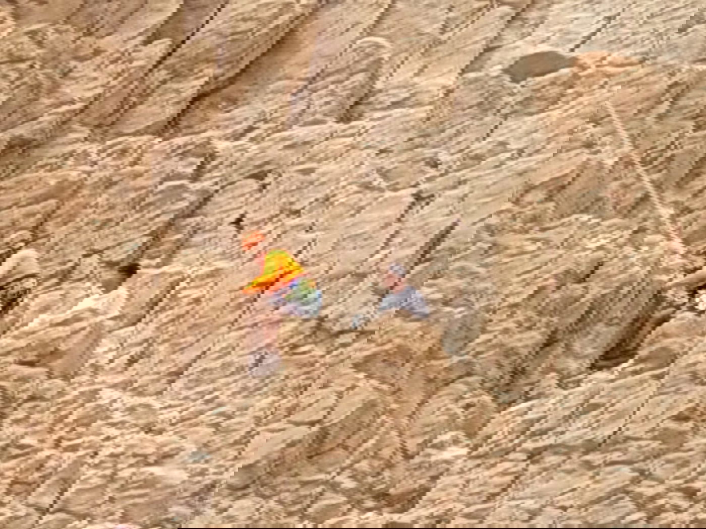 שני מטיילים נלכדו על מצוק תלול סמוך לצומת הערבה | כך הם חולצו