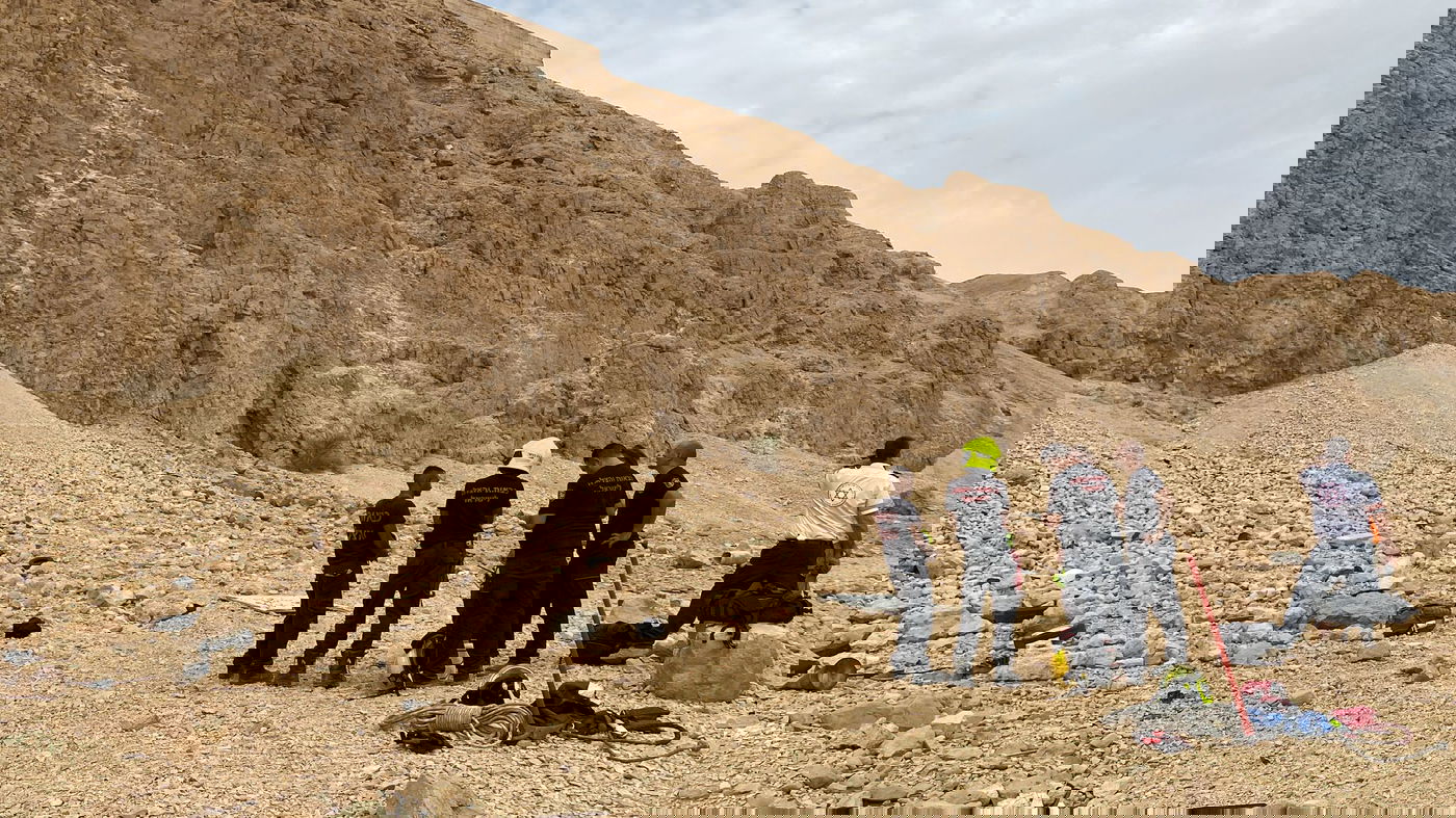 שני מטיילים נלכדו על מצוק תלול סמוך לצומת הערבה | כך הם חולצו