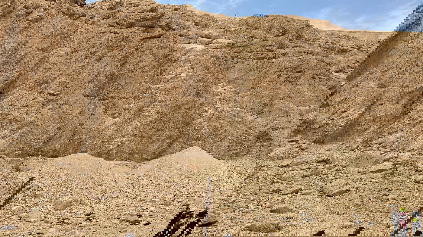 שני מטיילים נלכדו על מצוק תלול סמוך לצומת הערבה | כך הם חולצו