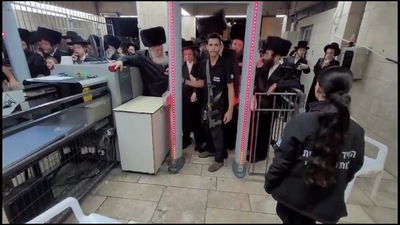 מהומה בחול המועד: מאבטחים עיכבו את המתפללים בכניסה לכותל המערבי - "בגלל תיעוד"