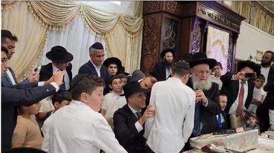 יעקב שוואקי מגיש את בנו לחבר המועצת הגאון רבי ראובן אלבז