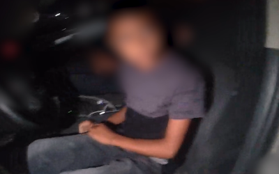 בן 11 נתפס נוהג ברכב ומסיע את אביו ואחיו בן ה-5 | צפו