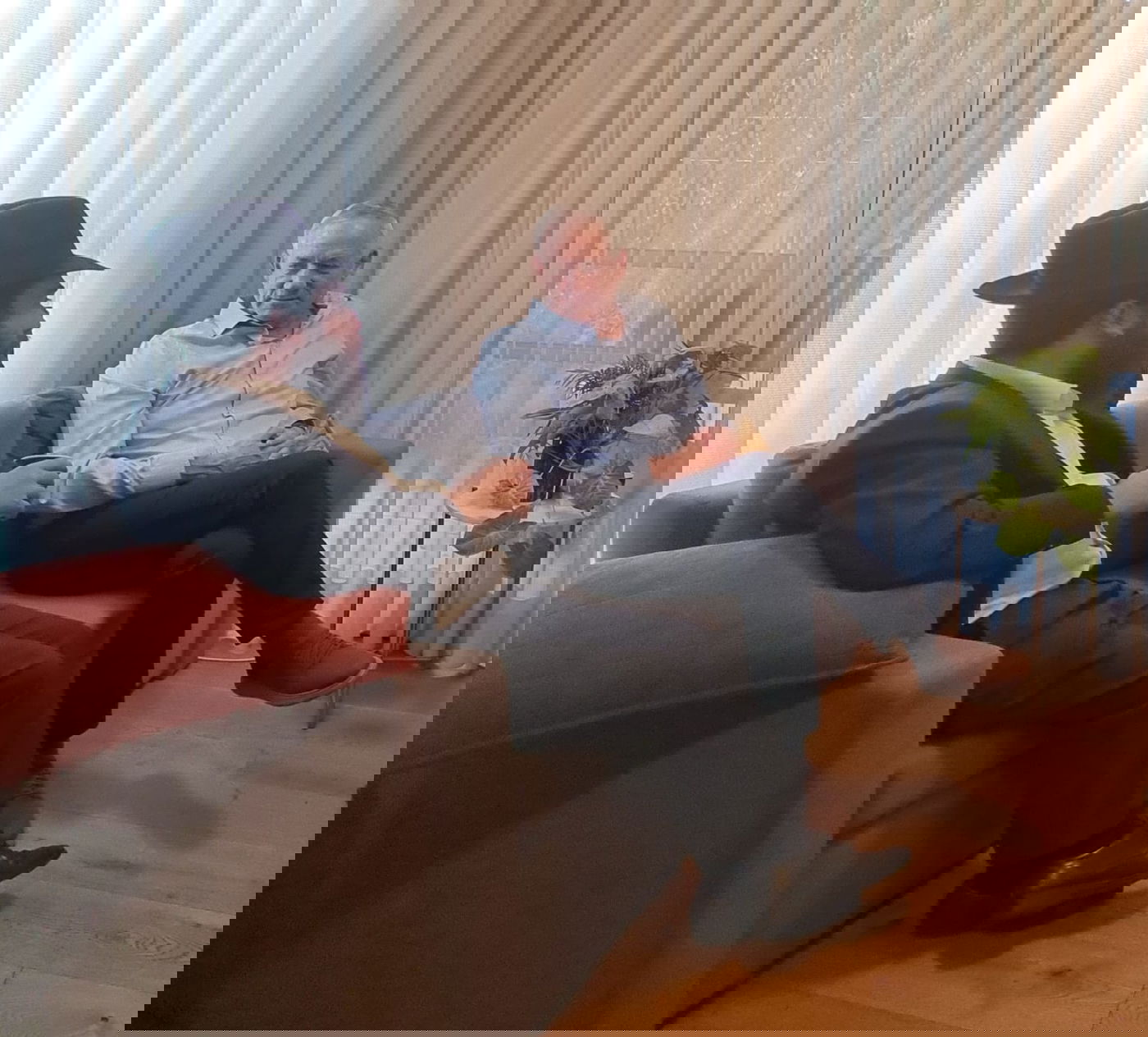 קורץ למצביעים החרדים? בני גנץ בביקור חג אצל שליח חב"ד בראש העין