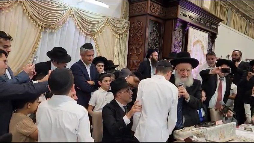צפו בבנו של הזמר יעקב שוואקי מתברך מפי חבר מועצת החכמים הגאון רבי ראובן אלבז