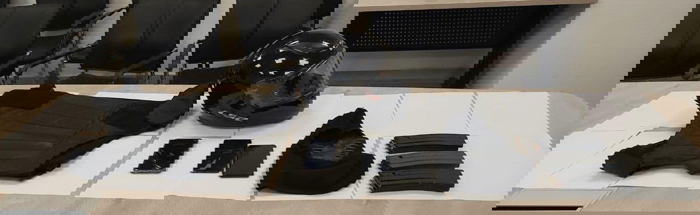 רגע לפני ירי: המשטרה פשטה על מתחם ובו לוחות זיהוי מזויפות, שכפ"צים, מחסניות. שלושה נעצרו