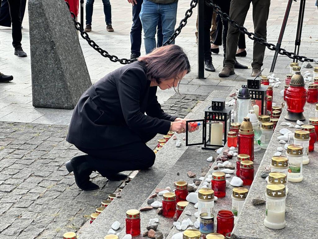 שרי החוץ האירופאים הדליקו נר בבאבי יאר ושמעו על החגים בקהילות היהודיות באוקראינה