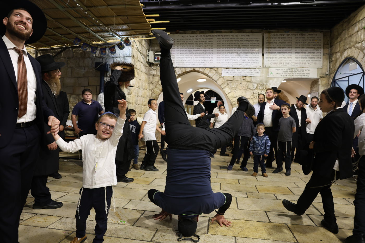 כך חגגו את שמחת בית השואבה בקבר הרשב"י | תיעוד