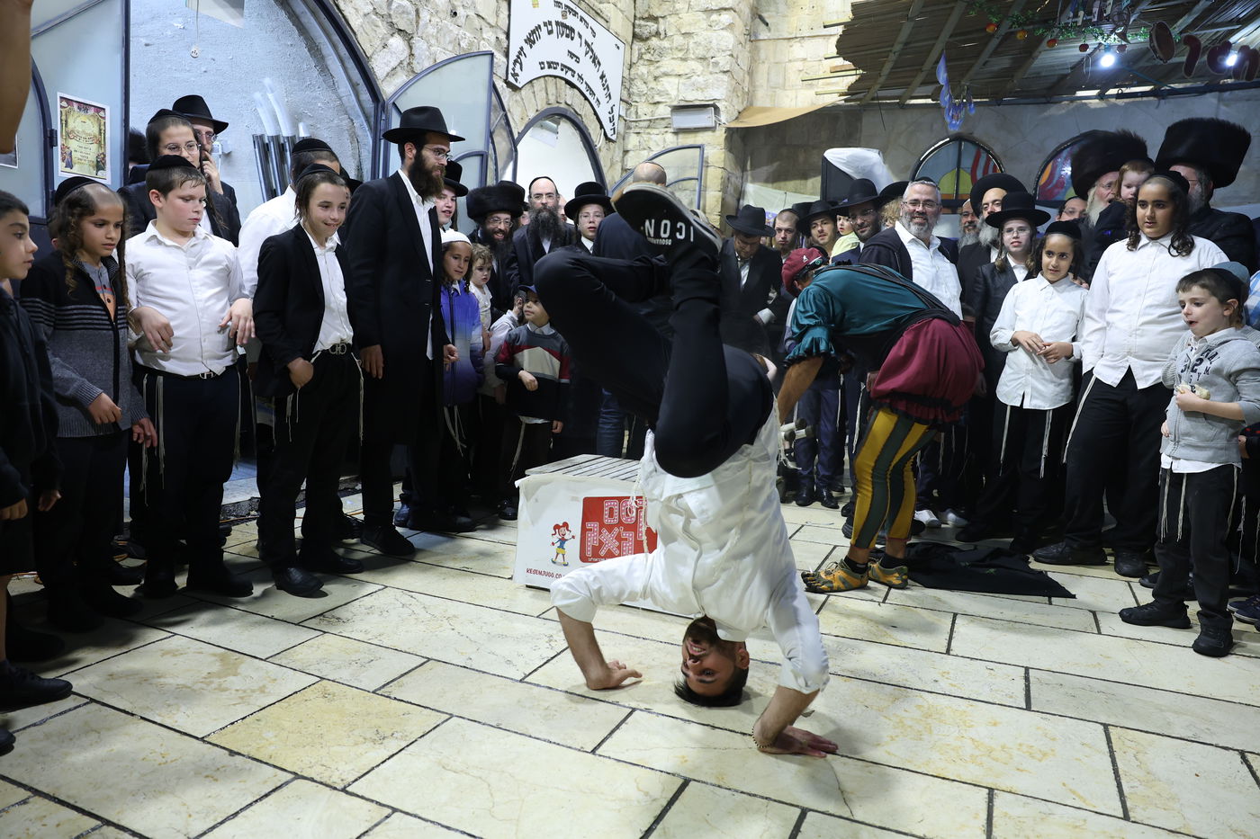 כך חגגו את שמחת בית השואבה בקבר הרשב"י | תיעוד