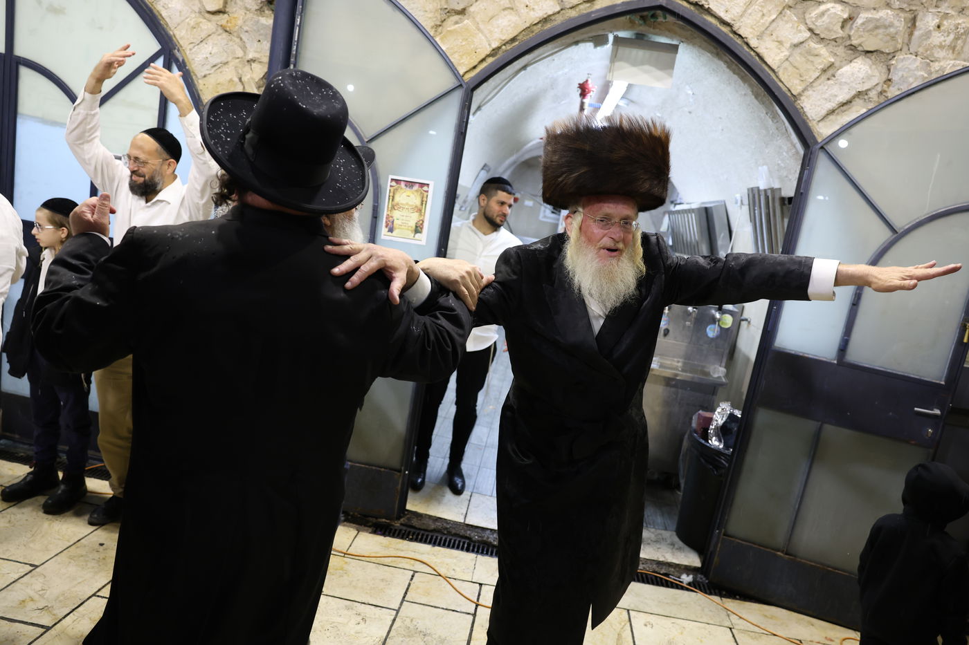 כך חגגו את שמחת בית השואבה בקבר הרשב"י | תיעוד