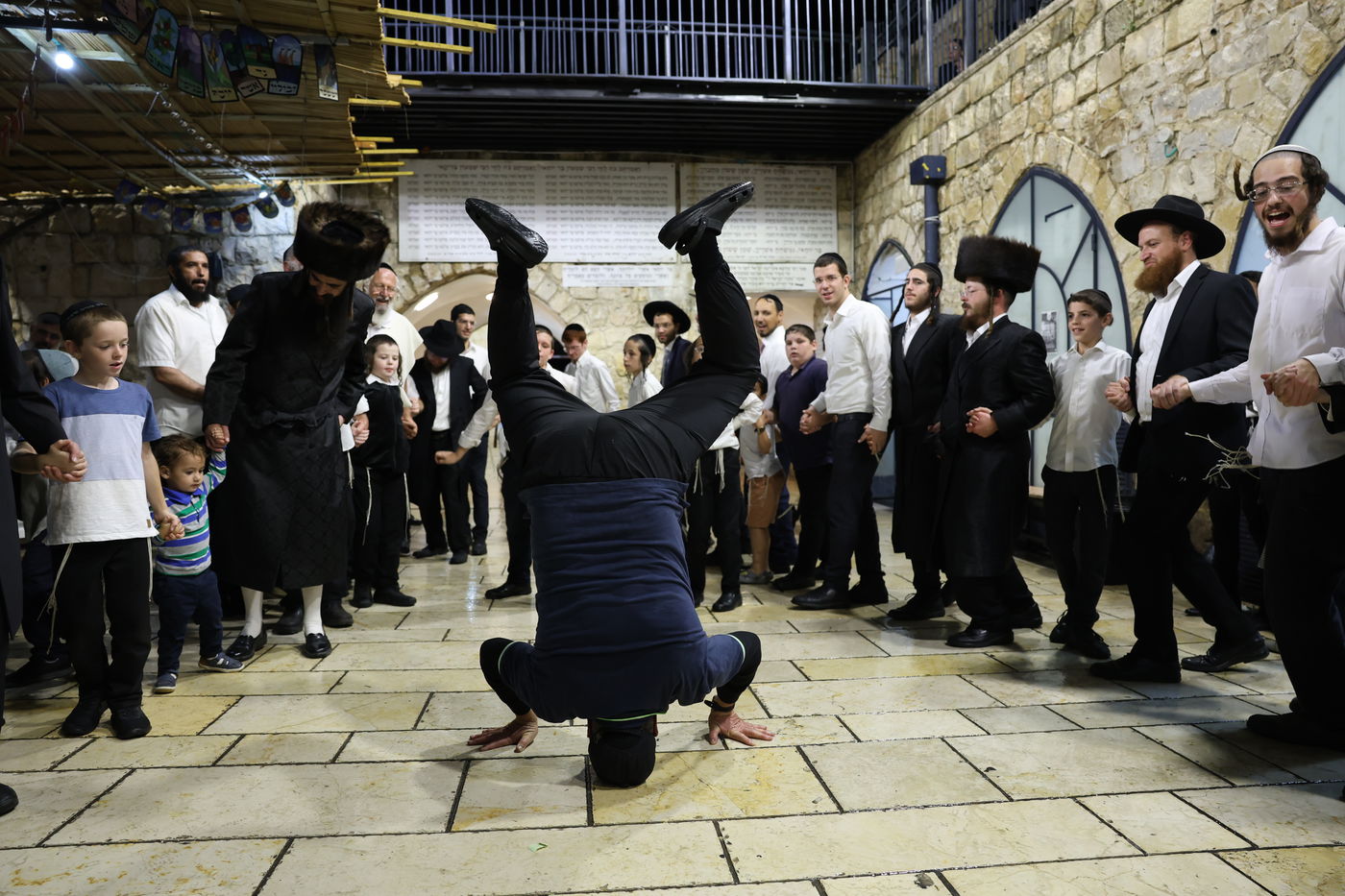 כך חגגו את שמחת בית השואבה בקבר הרשב"י | תיעוד