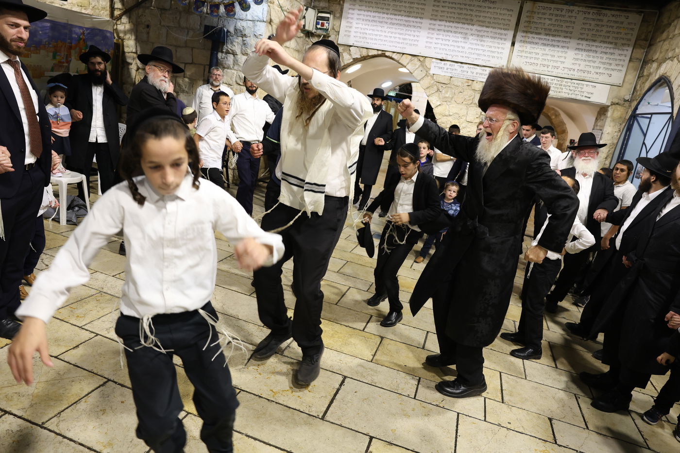 כך חגגו את שמחת בית השואבה בקבר הרשב"י | תיעוד
