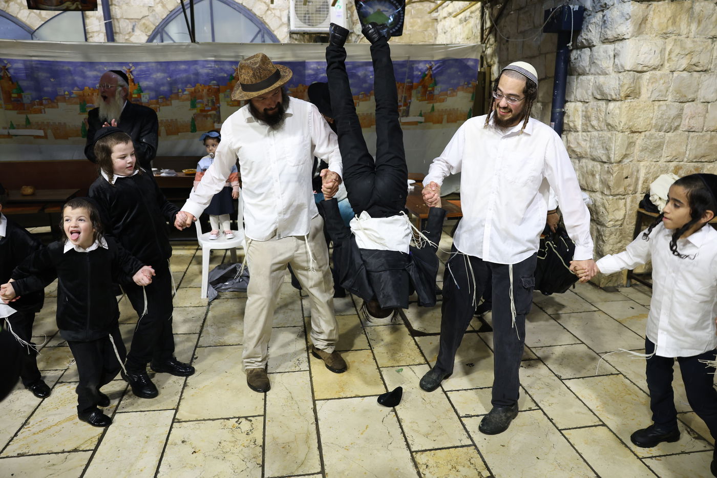 כך חגגו את שמחת בית השואבה בקבר הרשב"י | תיעוד