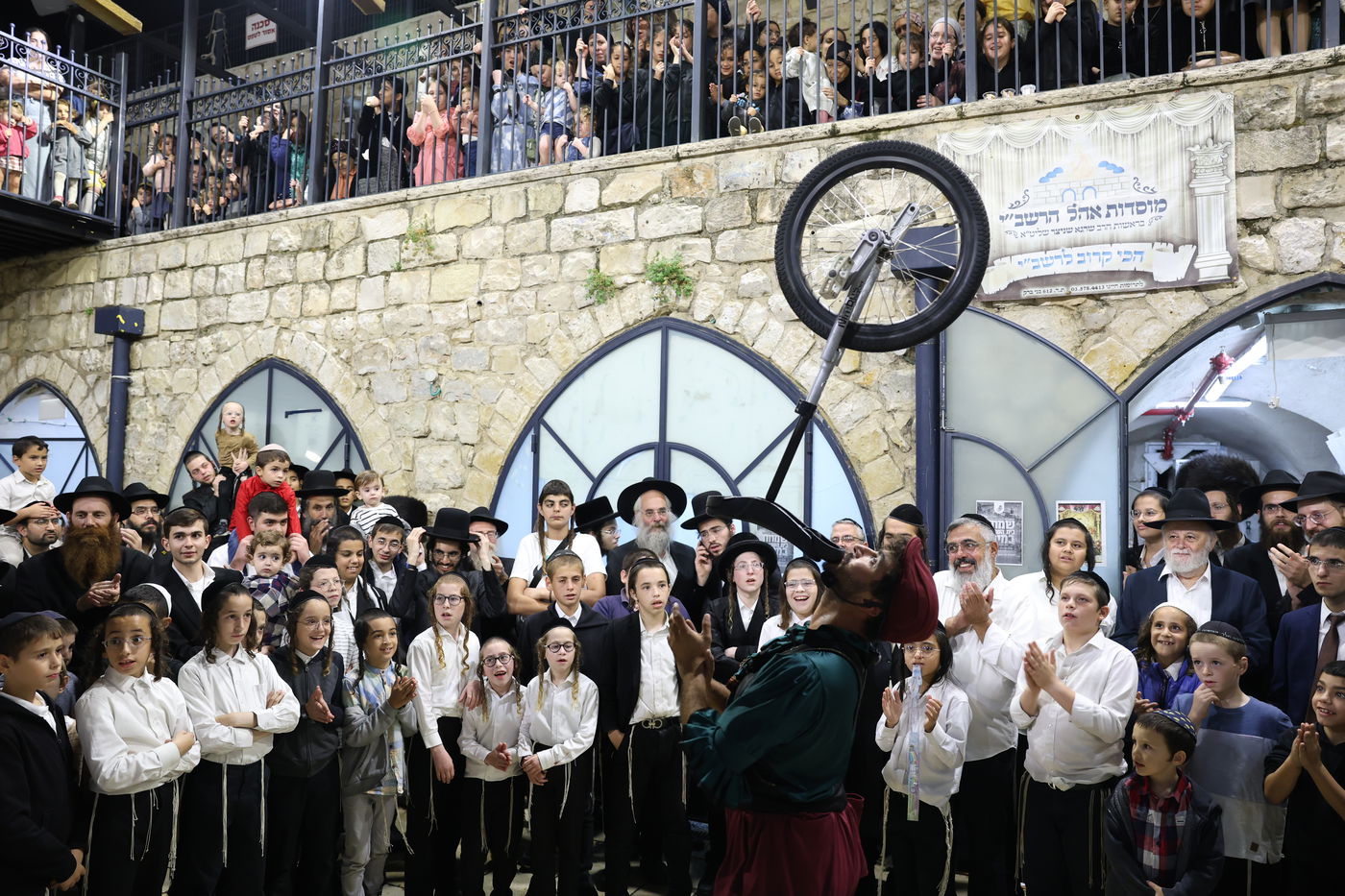 כך חגגו את שמחת בית השואבה בקבר הרשב"י | תיעוד