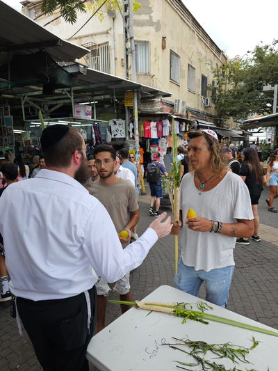 "מזהים התעוררות לא שגרתית": רבבות נוטלים לולב ברחובות תל אביב