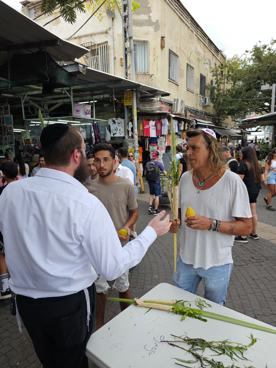 "מזהים התעוררות לא שגרתית": רבבות נוטלים לולב ברחובות תל אביב