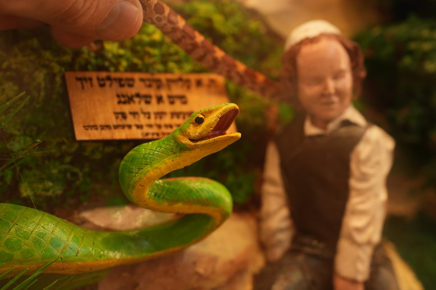 מתוך המיצג של בית המשיח, אז ילדים ישחקו עם חיות ללא פחד