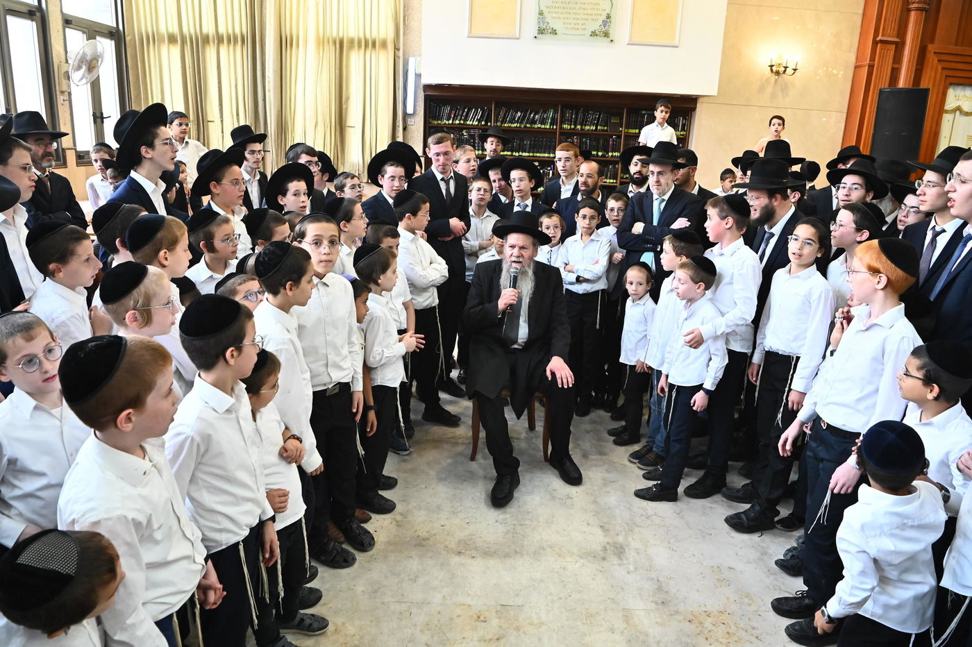 שמחת החג אצל הגאון הצדיק רבי מרדכי שמואל אדלשטיין • צפו