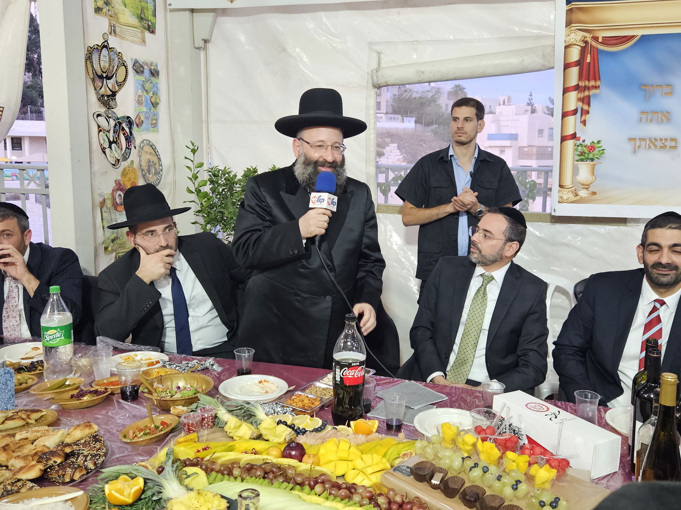 תיעוד: שמחת החג בסוכתו של שר הדתות מיכאל מלכיאלי