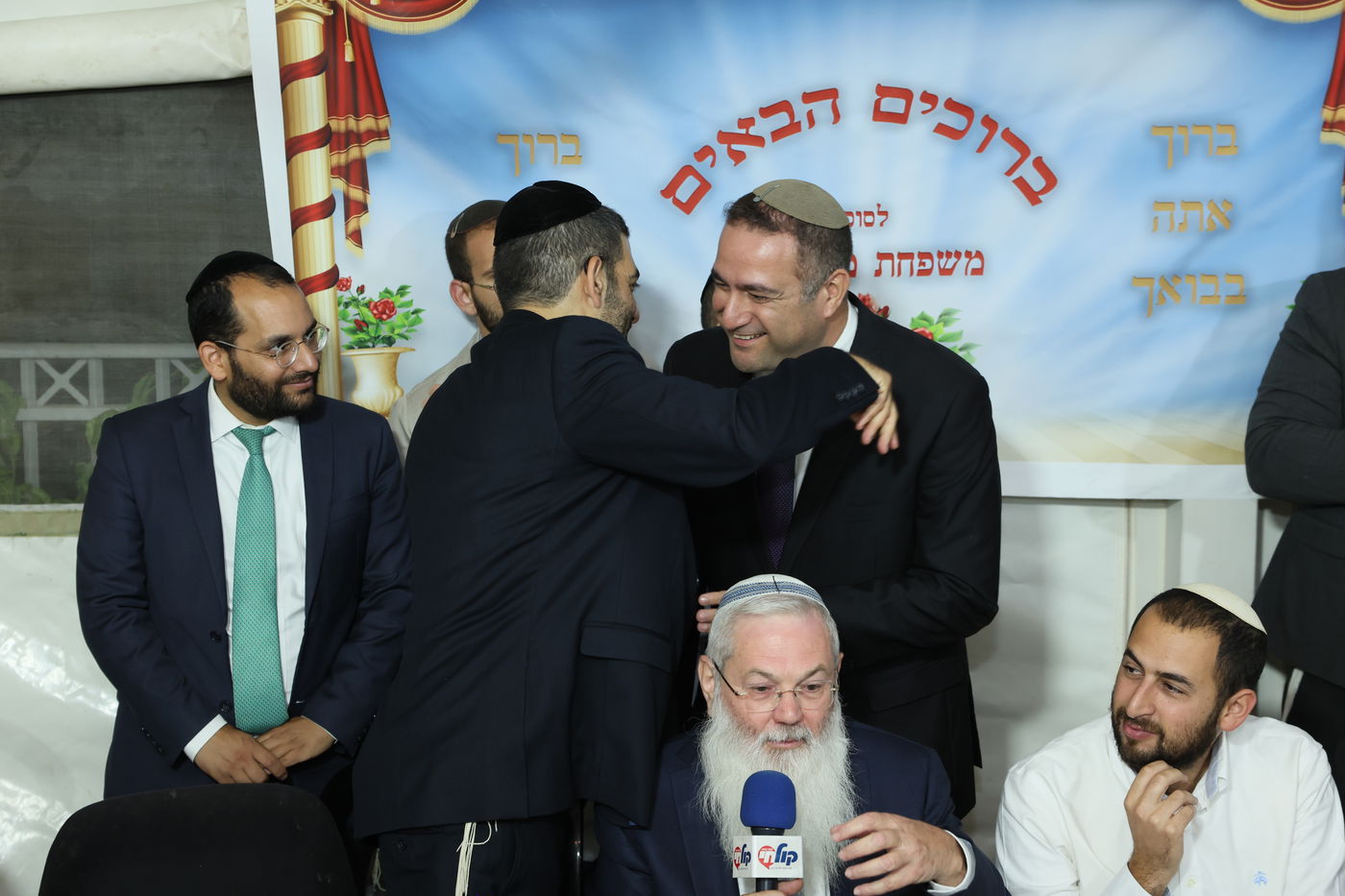 תיעוד: שמחת החג בסוכתו של שר הדתות מיכאל מלכיאלי