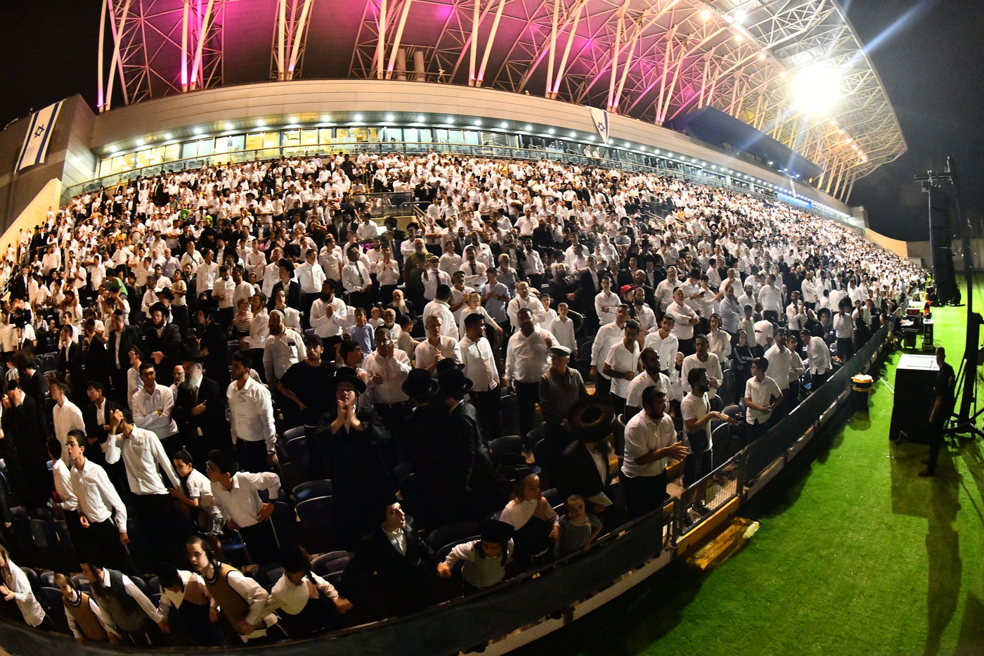 האדמו"ר ממישקולץ – מנהיגה הרוחני של פתח תקוה בנאומו: באצטדיון זה, בו צועקים גול אחד, אנו צועקים כעת ה' אחד! 