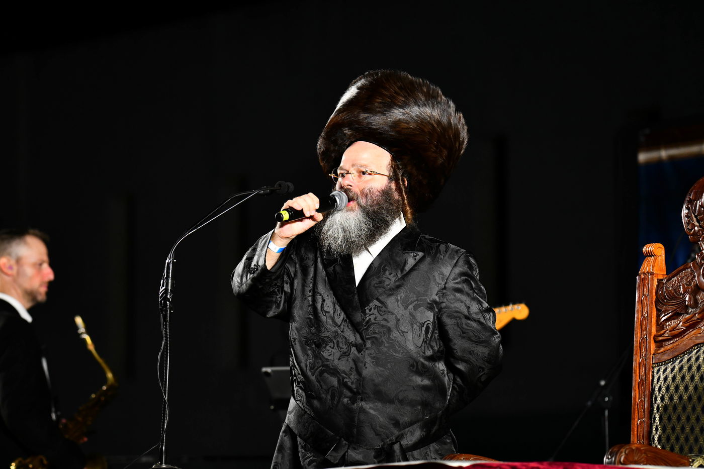 האדמו"ר ממישקולץ – מנהיגה הרוחני של פתח תקוה בנאומו: באצטדיון זה, בו צועקים גול אחד, אנו צועקים כעת ה' אחד! 