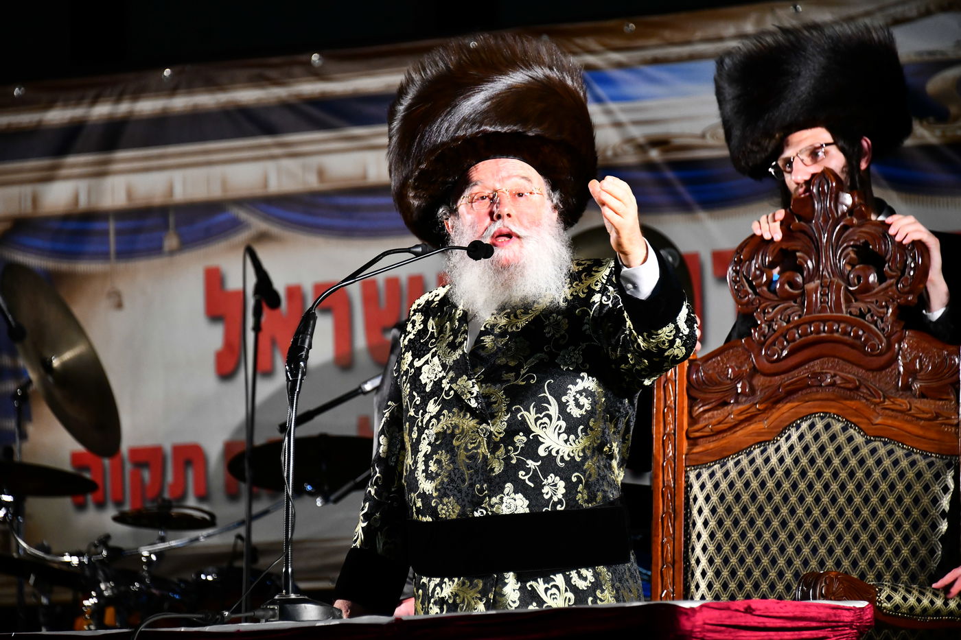 האדמו"ר ממישקולץ – מנהיגה הרוחני של פתח תקוה בנאומו: באצטדיון זה, בו צועקים גול אחד, אנו צועקים כעת ה' אחד! 