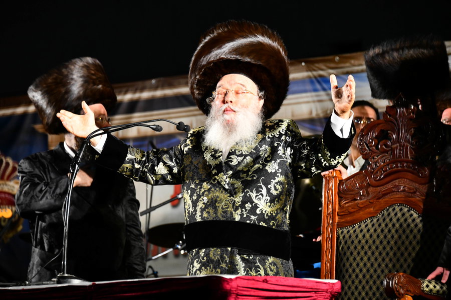 רבבות בשמחת בית השואבה הגדולה
בישראל של חסידות מישקולץ בפתח תקוה באצטדיון הגדול בישראל