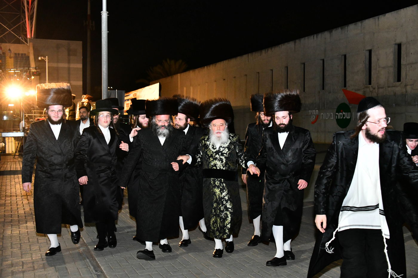 האדמו"ר ממישקולץ – מנהיגה הרוחני של פתח תקוה בנאומו: באצטדיון זה, בו צועקים גול אחד, אנו צועקים כעת ה' אחד! 