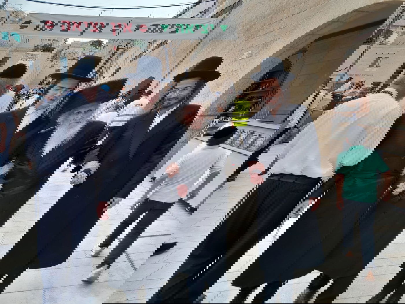 הרב מרדכי אויערבאך בכניסה לרחבת הכותל