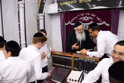 הגר"ב ויסבקר בהיכל ישיבת בית מתתיהו