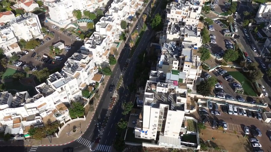 רחוב אחד, אלף סוכות