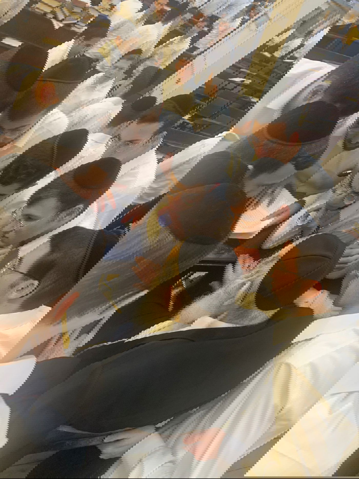 הגר"ב ויסבקר עם תלמידים בהיכל הישיבה