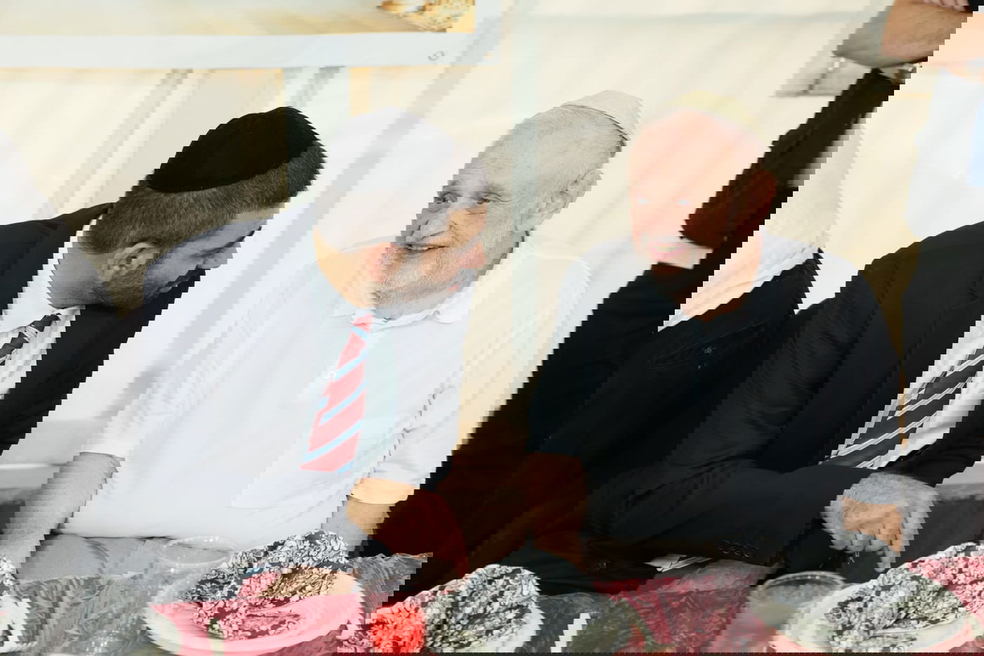 תיעוד: שמחת החג בסוכתו של שר הדתות מיכאל מלכיאלי