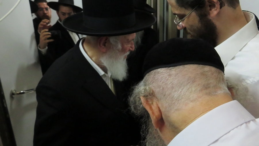 הגר"ד לנדו מלווה את הגר"י זילברשטיין ביציאתו