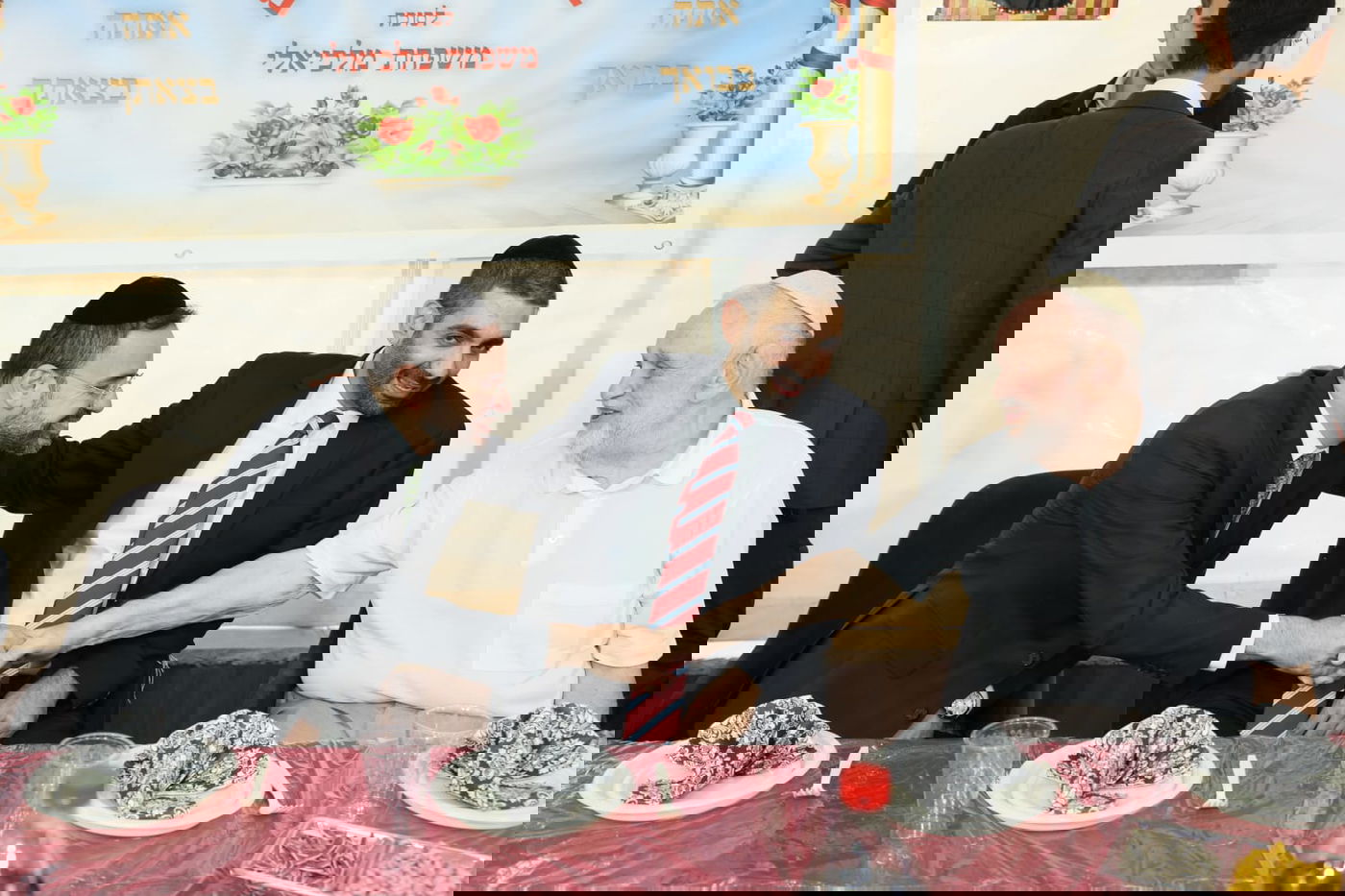 תיעוד: שמחת החג בסוכתו של שר הדתות מיכאל מלכיאלי