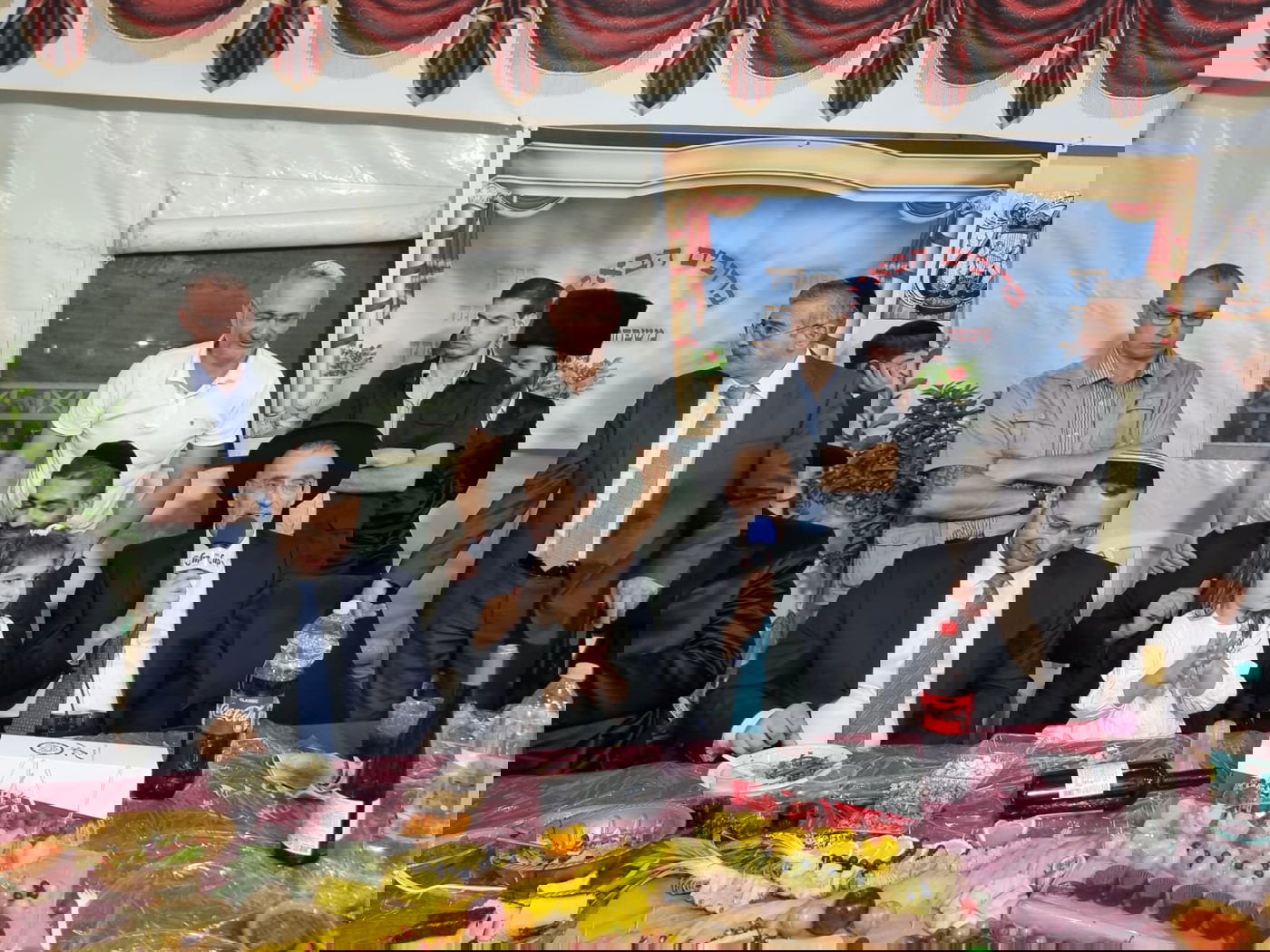 תיעוד: שמחת החג בסוכתו של שר הדתות מיכאל מלכיאלי