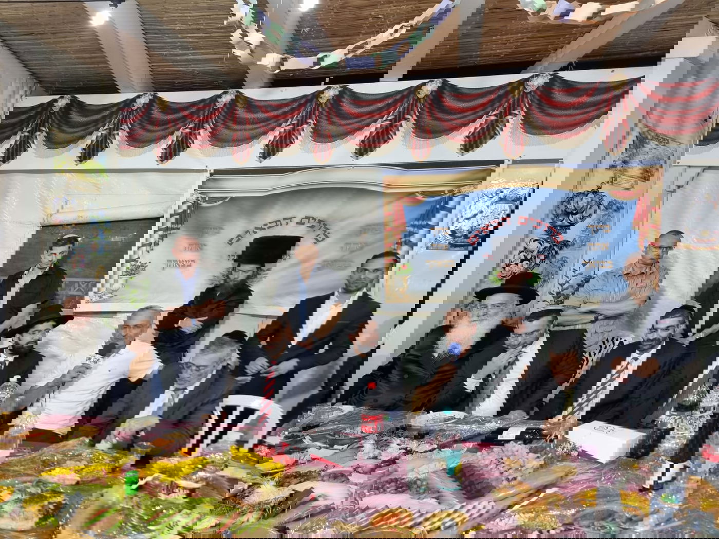 תיעוד: שמחת החג בסוכתו של שר הדתות מיכאל מלכיאלי