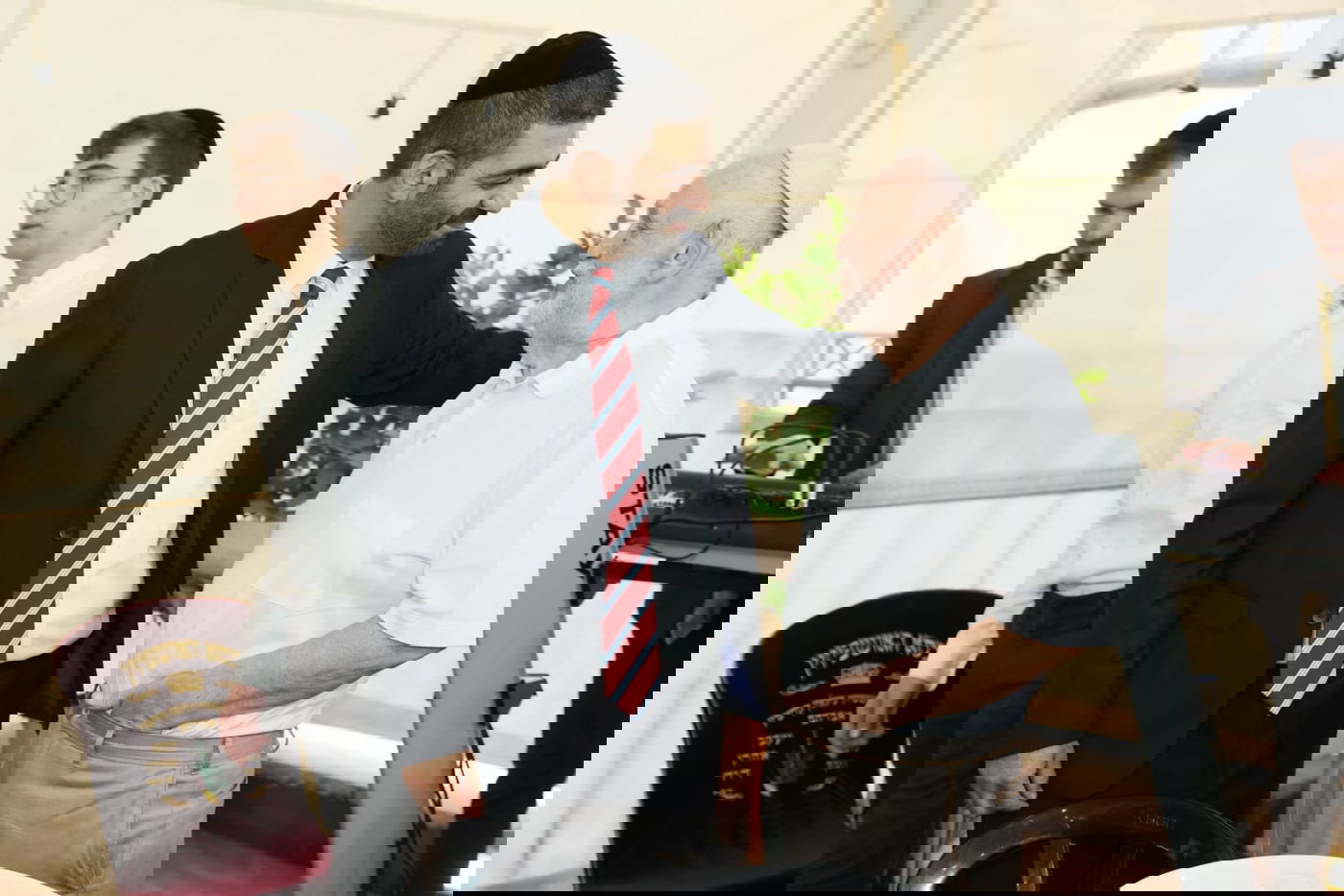 תיעוד: שמחת החג בסוכתו של שר הדתות מיכאל מלכיאלי