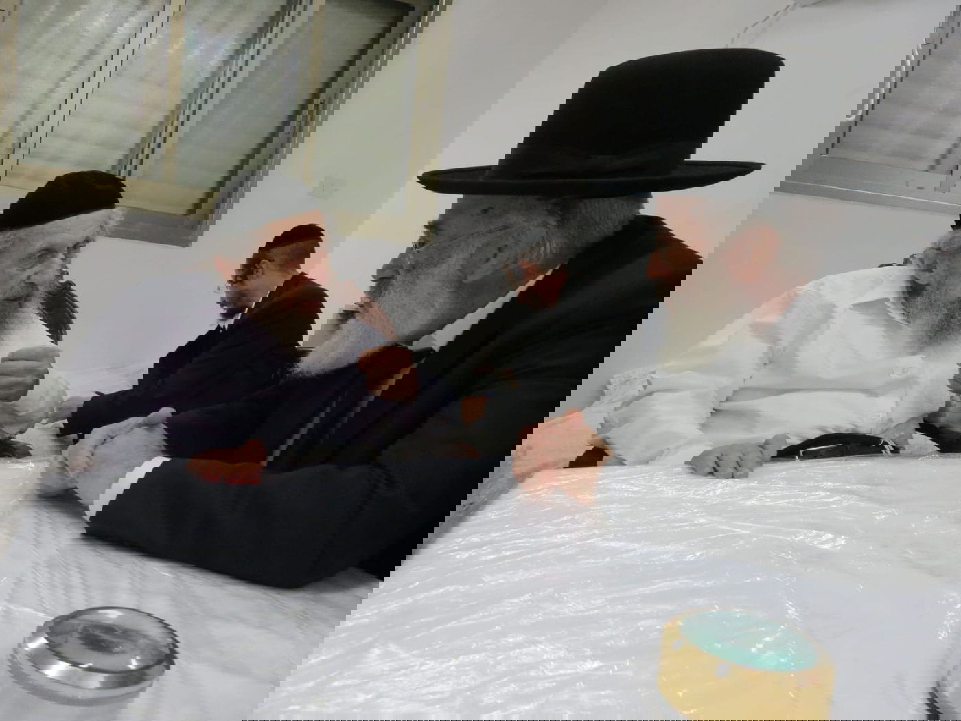 היום הראשון של חול המועד בסוכת הגאון רבי דב לנדו