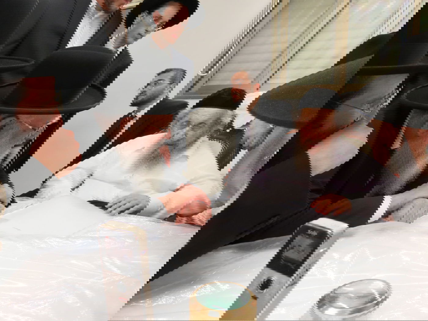 היום הראשון של חול המועד בסוכת הגאון רבי דב לנדו