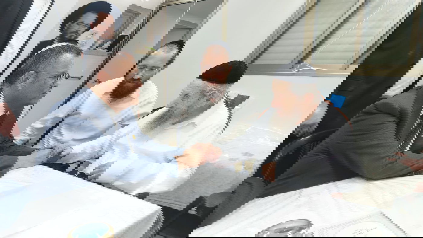 היום הראשון של חול המועד בסוכת הגאון רבי דב לנדו