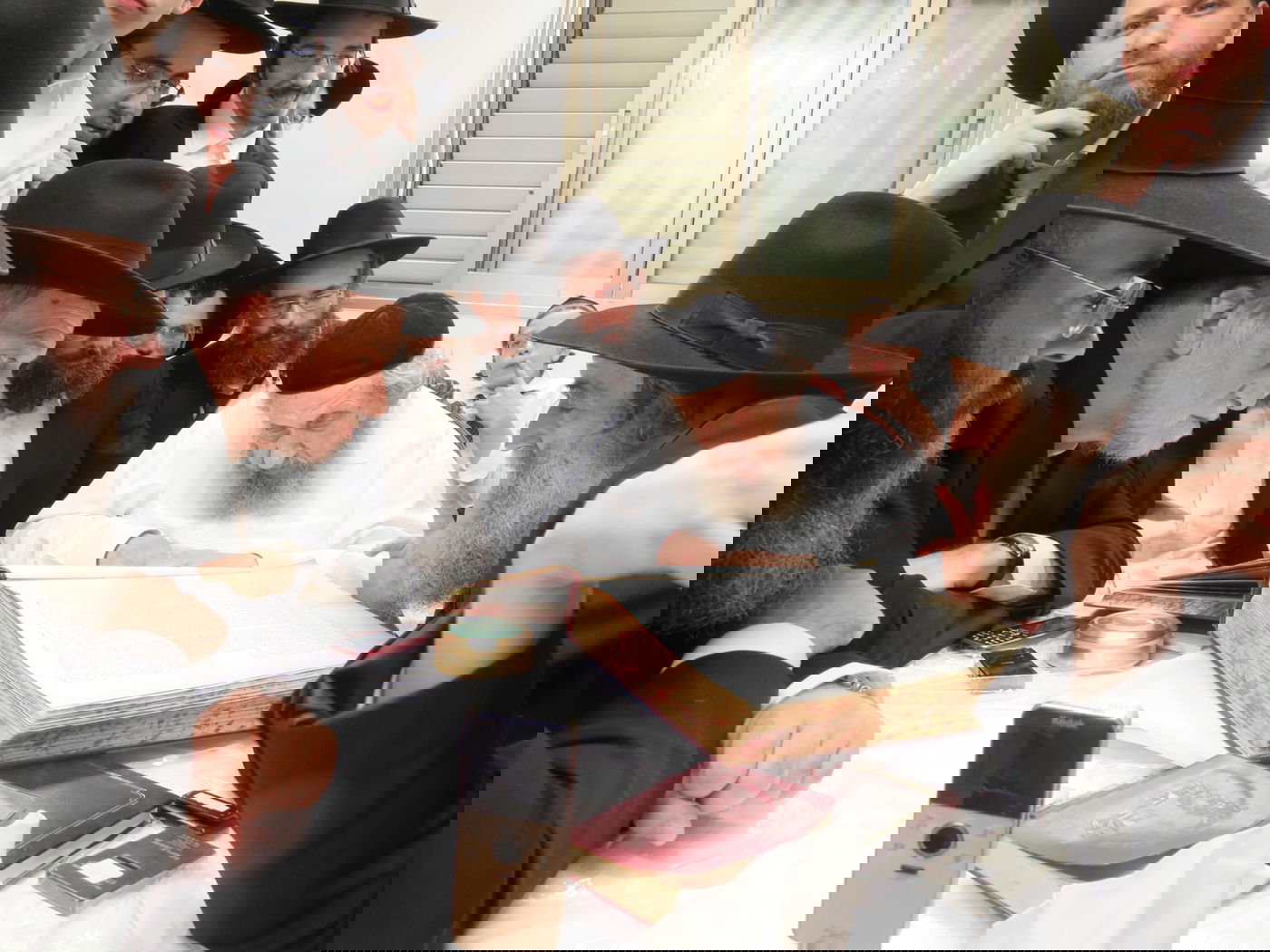 היום הראשון של חול המועד בסוכת הגאון רבי דב לנדו