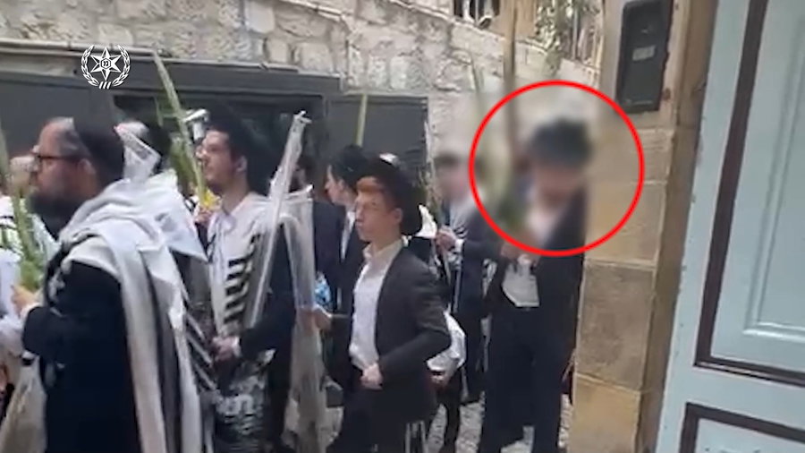 יריקות בכניסה לכנסיות בעיר העתיקה ומעצר שניים מהחשודים הבוקר לאחר שזוהו בזמן אמת